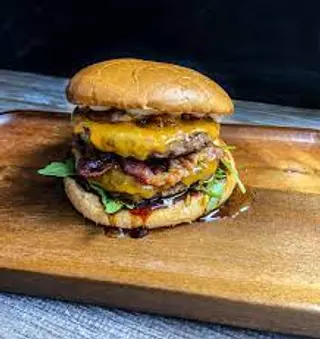 Menù hamburger doppio + bevanda a scelta