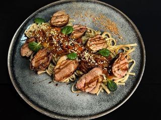 Філе качки з локшиною удон