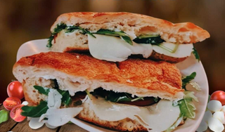 Panino cu mozzarella si rosii la cuptor