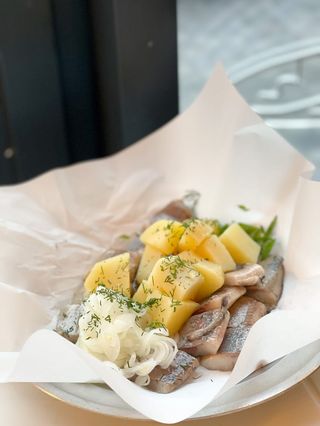 Оселедець матіас  власного засолу з картоплею  