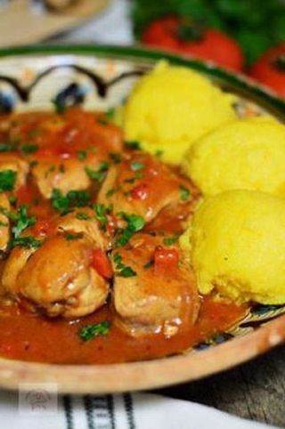 Tigaie picantă de pui cu mămăliguță