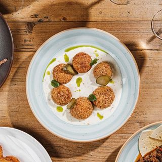 ლობიოს ბურთები ყველის სოუსით და ქართული მწნილით