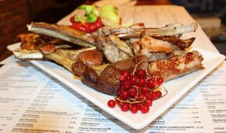 მწვადის ნაირსახეობა მაყალზე მორთმეული