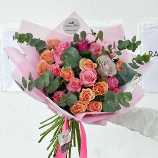 Buchet trandafiri si eucalipt 