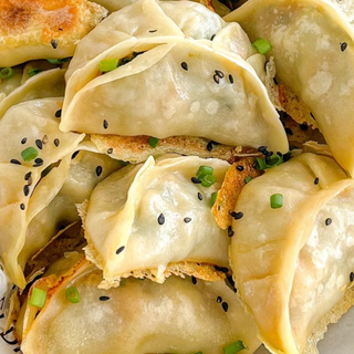 Ravioli alla griglia ripieno di uova, maiale e gamberi - 6 pezzi（三鲜煎饺）