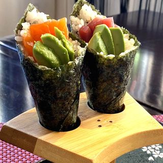 74.- Temaki De Atún Rojo Salsa Kimuchi Y Aguacate (1 Ud.)