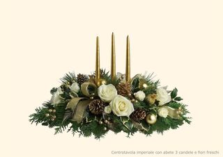 CENTROTAVOLA IMPERIALE CON ABETE, 3 CANDELE E FIORI FRESCHI