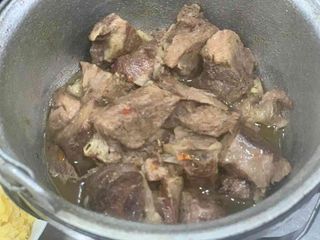 Vitel Inabusit la Ceaun cu Cartofi Zdrobiti