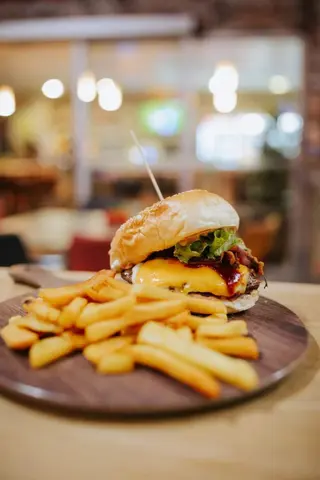 BBQ Bowling burger s krumpirićima