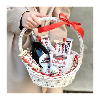 კალათი ტკბილეულით და მარტინით