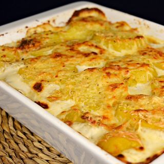 Patatas fritas con queso gratinado