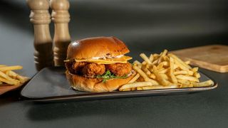Burger de pui cu cartofi prăjiți