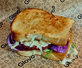 Sándwich De Bacon, Queso, Lechuga, Tomate y Cebolla