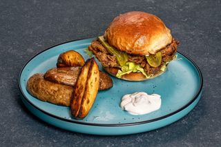 Burger de pui cu cartofi wedges