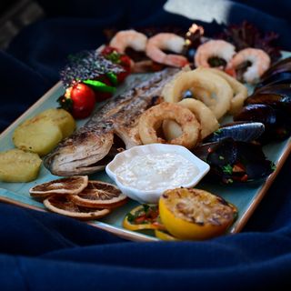 ზღვის პროდუქტების მიქსი (2 პერსონაზე)