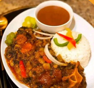 Piatto composto con fagioli e manzo o maiale