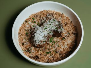 Zielona kasza gryczana z policzkami wołowymi