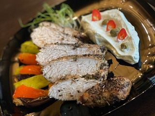 Запечене філе індика в травах з овочами гриль та мусом (200/100/50g)