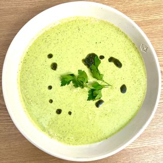 Crema de calabacín, brócoli, espinacas y albahaca. V/GF)