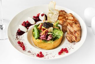 Салат з індичкою, Філадельфією та соусом з брусниці