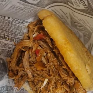 Arepa De Carne Mechada (1 Ud.)