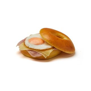 Bagel de jamón y queso con huevo