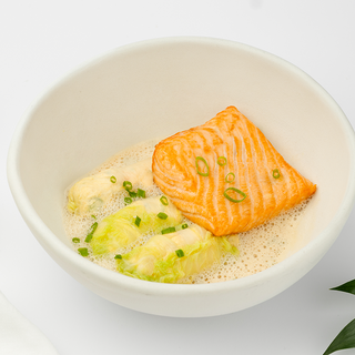 Steak de somon în sos miso și sarmale cu creveți fragezi