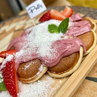 10 мини палачинки с малинов шоколад, кокос и ягоди