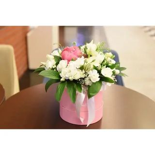 Flowerbox z białą wstążką