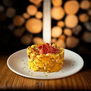  Patatas chalo con huevos rotos y jamón ibérico