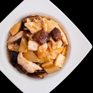 Pollo con bambú y setas chinas