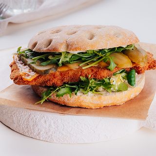 Schabowy w bułce z serem