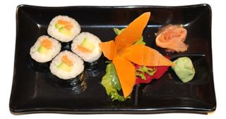 Maki aguacate con salmón y queso 8u