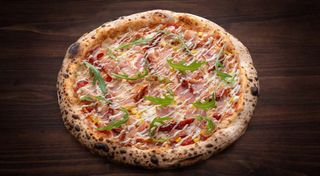 Піца з шинкою котто та в’яленими томатами