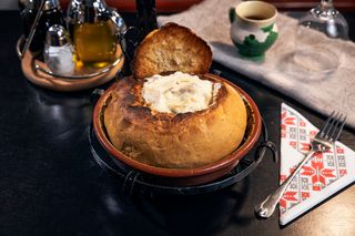 Piept de pui în sos de cașcaval în pâine coaptă