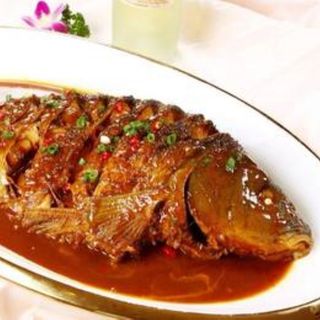 J06.	Peste in sos chinezesc/红烧鱼/Braised fish