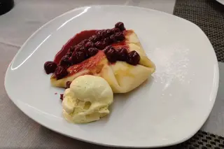 Palačinke sa višnjama i sladoledom