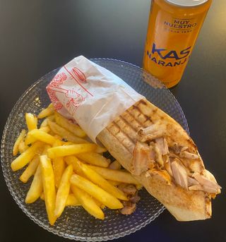 Shawarma Sandwich Con Refresco Y Patatas