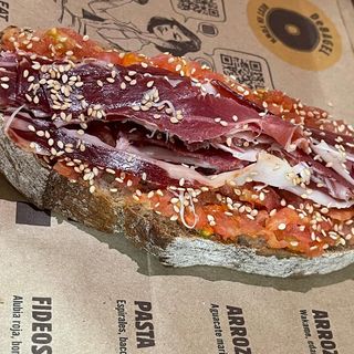 Tosta De Paletilla Ibérica con Tomate y AOVE con semillas de sésamo