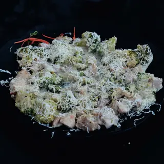 Пиле с броколи и синьо сирене (470г)