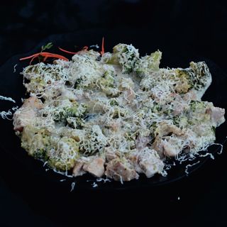 Пиле с броколи и синьо сирене (470г)