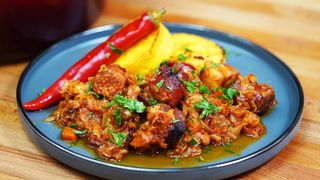 Carne la Garnita cu varza calita si mamaliguta