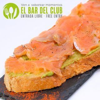 Tosta de salmón marinado y aguacate