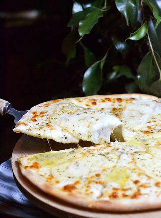 პიცა ოთხი ყველით