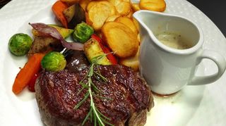 Biftek na žaru sa sosom