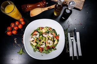 Salata de avocado si creveti 