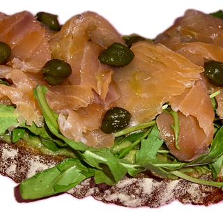 Tostada con salmón y guacamole