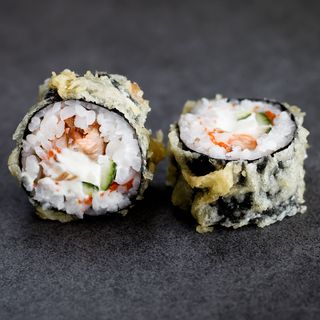 Теплий рол з лососем (225г/8шт.)