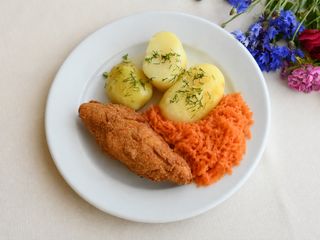 Kotlet devolay z serem, ziemniaki, surówka z marchwi