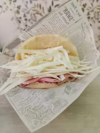 Arepa De Jamón Y Blanco